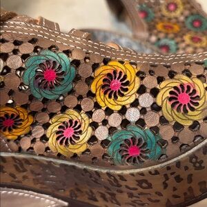 L'ARTISTE sz 36 (5.5-6) Brown Leather Mules with Colorful Floral Accents.